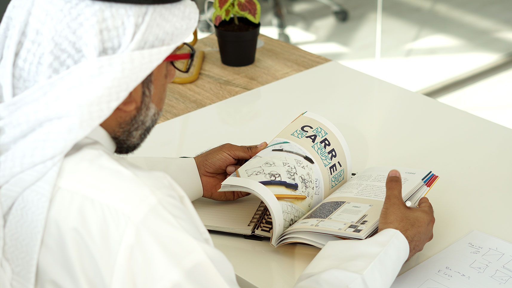 أحمد التتان يتصفح كتاب الأعمدة بعد الإنتهاء من طباعته وتوزيعه ضمن سلسلة الكتب التي اصدرتها دار النشر Brandin' You