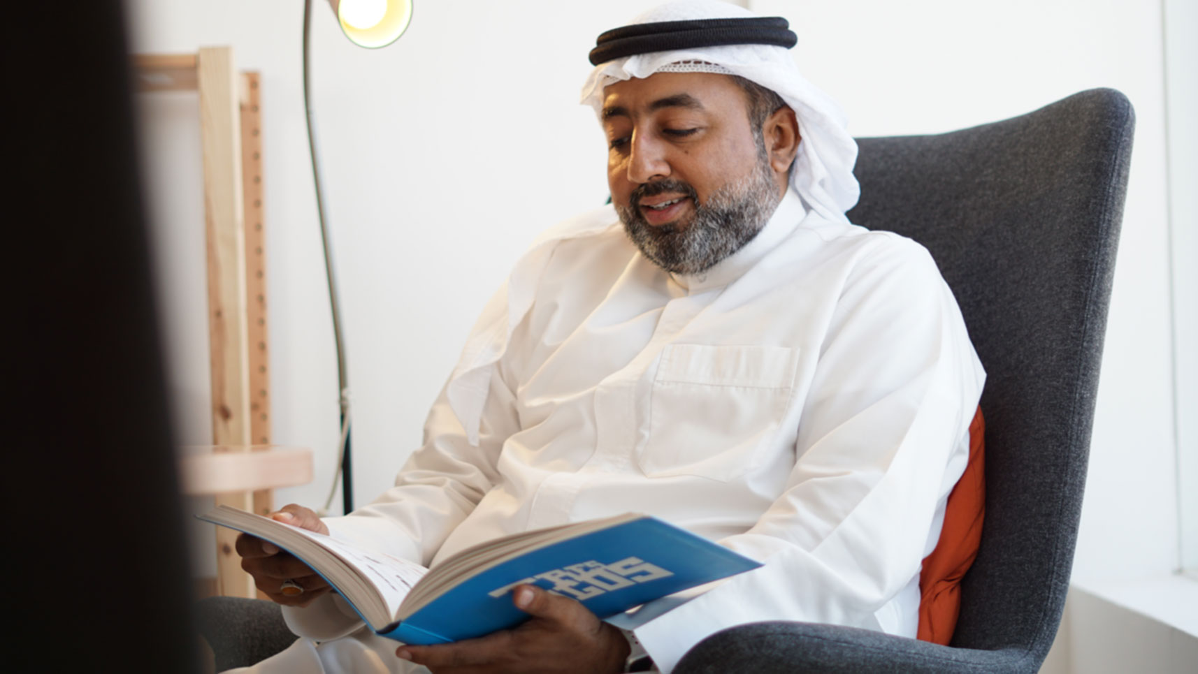  دفعته لإطلاق دار النشر Brandin' Youأحمد التتان واندماجه مع كتب التصميم من العادات التي