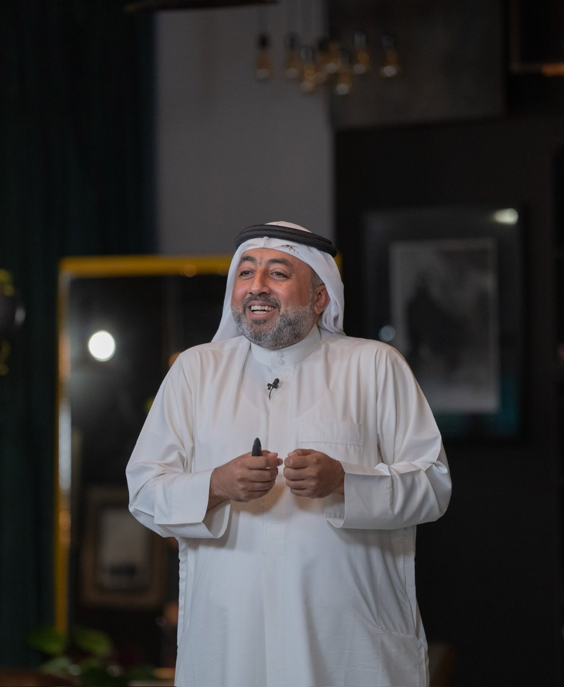 أحمد التتان،  خبير  في  تصميم  الهويات  التجارية  والتغليف،  ومؤسس  Brandin' You  في  البحرين.  يُقدّم  التتان  استشارات  وورش  عمل  متخصصة  في  بناء  العلامات  التجارية  وتصميم  الهويات  البصرية  للمؤسسات  و  رواد  الأعمال.
